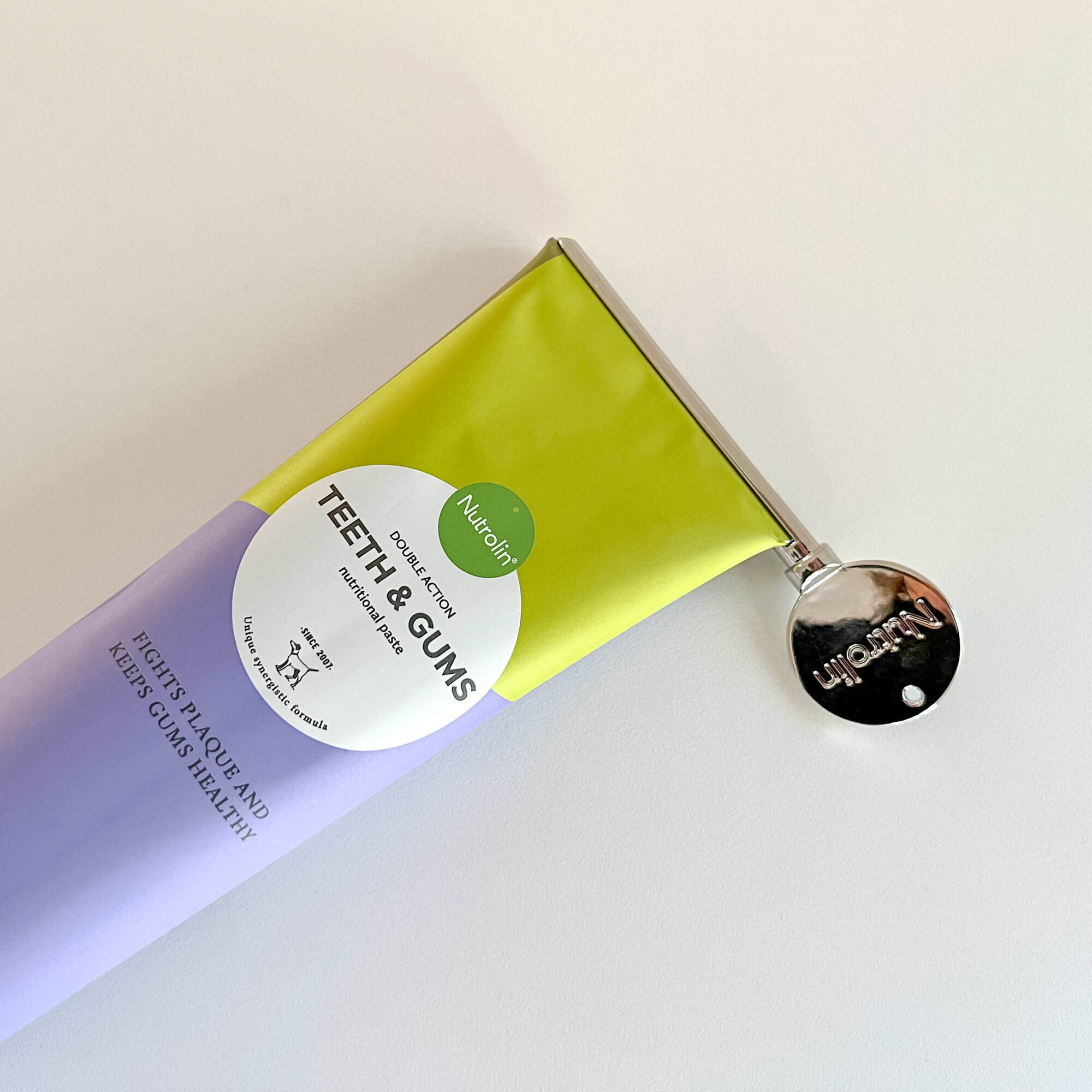 Nutrolin® TEETH & GUMS to help with dog's enamel defficiency