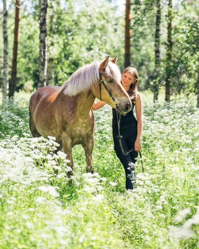 Does your horse suffer from sweet itch? Or does summer bring itching for some other reason?Help soothe your horse’s itchy skin and support a healthy coat with Nutrolin® HORSE Skin & Coat oil. 🌿A natural way to care for your horse’s skin from the inside out – so your horse can enjoy the summer more comfortably.💚 Because a calm skin means a happier horse.