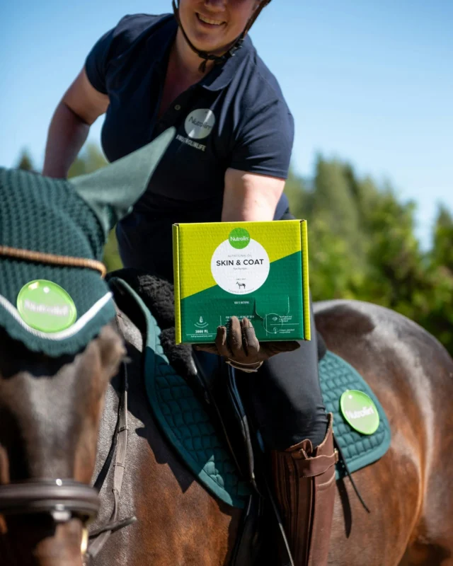 Summer has only just begun, but midge season is right around the corner. Let’s get ready! 💪🏻Nutrolin® HORSE Skin & Coat supports the skin’s natural barrier, helping it become more resilient against irritants like insect bites.At the same time, you’ll be preparing your horse’s skin for the muddy autumn months, when mud fever can become a real nuisance.But hey, let’s not get ahead of ourselves and talk about autumn just yet. 😅