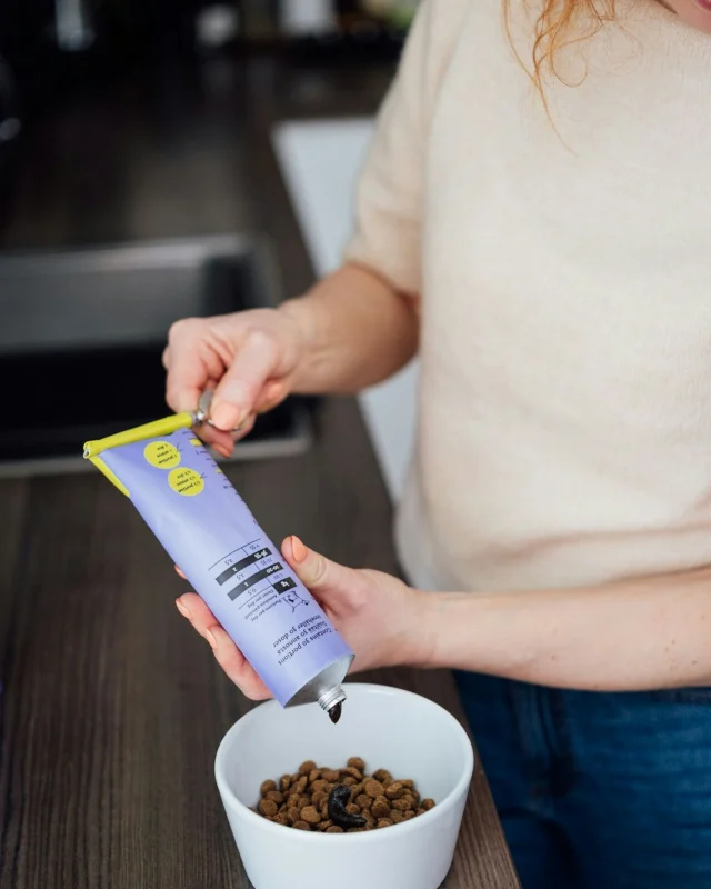 With breakfast or with an evening snack? Or maybe as a dessert, just on its own? How does your dog enjoy your daily dose of Nutrolin®? 💚