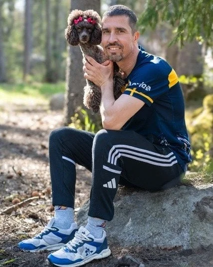 From training fields to world-class competition. 🏆🐾Jouni Orenius and Isabelle Orenius Emmanuelsson have been among Sweden's leading agility names for years, competing, coaching, and inspiring teams across the globe. ✨While they spend much of their time traveling internationally as agility coaches, they also run their own Nutrolin® Arena in Skåne, Sweden, where they host training events and agility competitions throughout the year.This week, Finland-born Jouni will compete at the Agility World Championship in Turku, Finland, representing Sweden with two dogs. His miniature poodle Sia will compete in the Small category, while cocker spaniel Naboo is the reserve dog for the Medium team. Isabelle is there too, playing a vital role behind the scenes as part of the support crew. 💪💙Jouni has been looking forward to these championships after a challenging year. The European Open was cancelled due to wildfires, and personal back issues prevented him from competing at the Nordic Championships.We are proud to be part of the Orenius family's journey and passion for the sport. 💚@jouniorenius @isabelleoe